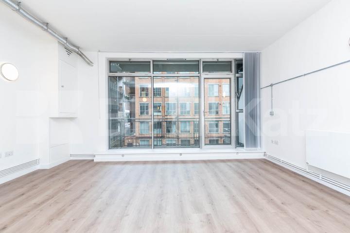 Modern Live/work apartment with loft style features in the popular Dalston Ability Plaza - Kingsland Road, Dalston